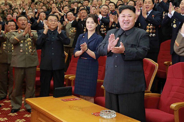 Chân dung người vợ xinh đẹp, bí ẩn và cuộc tình kín tiếng của Chủ tịch Triều Tiên Kim Jong-un - Ảnh 5.