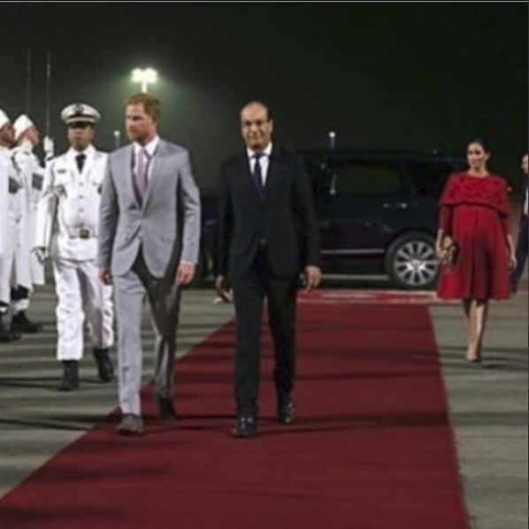 Khoảnh khắc Meghan ngượng chín mặt khi bị chồng bỏ rơi tại sân bay được người dùng mạng chia sẻ rần rần - Ảnh 1. Khoảnh khắc Meghan ngượng chín mặt khi bị chồng bỏ rơi tại sân bay được người dùng mạng chia sẻ rần rần - Ảnh 1.