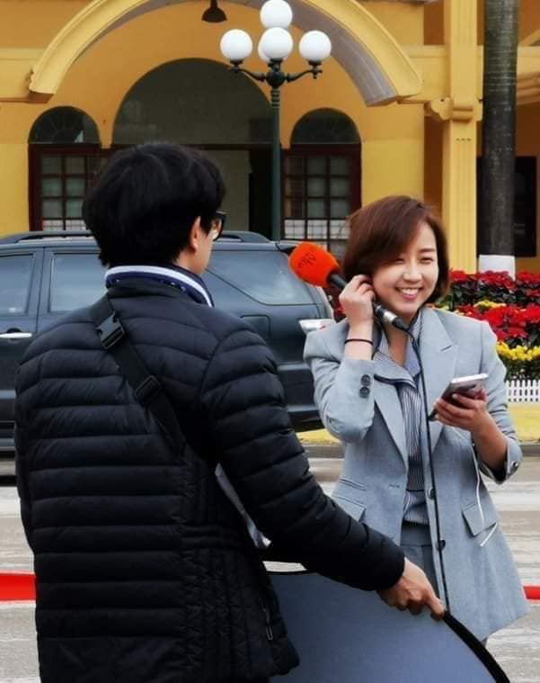 Tác nghiệp ở ga Đồng Đăng, nữ phóng viên Hàn Quốc xinh đẹp gây ấn tượng mạnh - Ảnh 1.