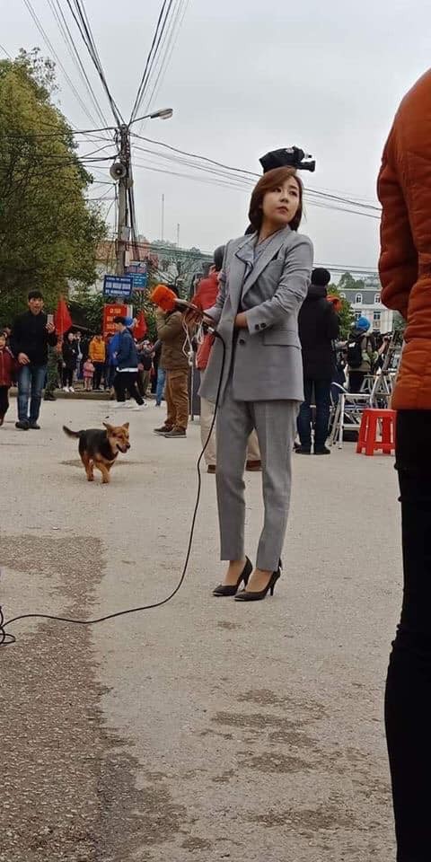 Tác nghiệp ở ga Đồng Đăng, nữ phóng viên Hàn Quốc xinh đẹp gây ấn tượng mạnh - Ảnh 3.