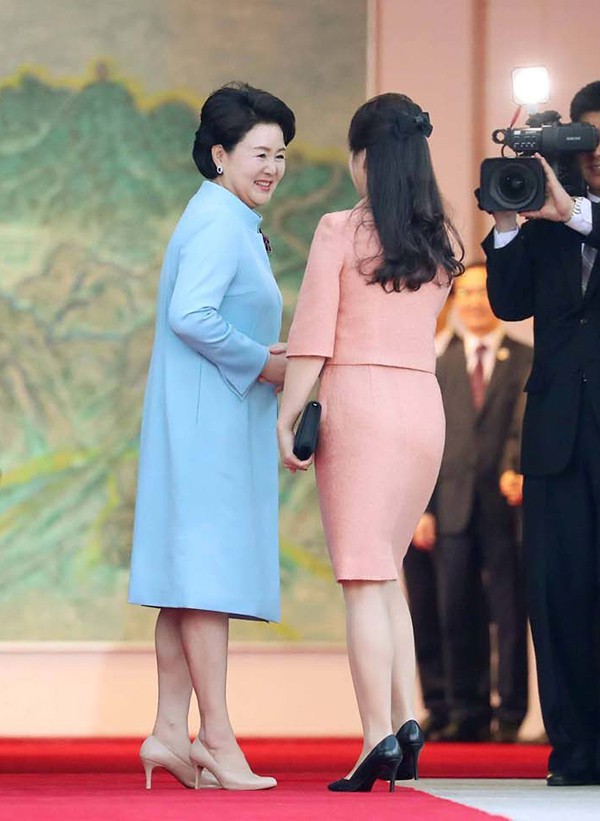 Chiêm ngưỡng 2 bóng hồng được xem là 2 người phụ nữ quyền lực nhất Triều Tiên, luôn theo sát và hỗ trợ đắc lực cho ông Kim Jong-un - Ảnh 6.