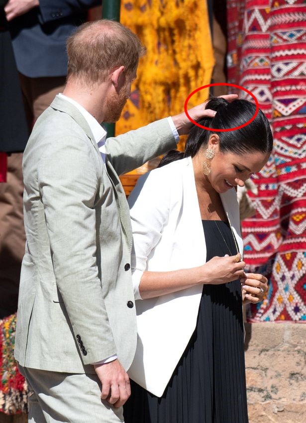 Bị chê lấn át chồng, Meghan lại cố tình diễn cảnh tình cảm với Hoàng tử Harry khiến cộng đồng mạng ngao ngán - Ảnh 7. Bị chê lấn át chồng, Meghan lại cố tình diễn cảnh tình cảm với Hoàng tử Harry khiến cộng đồng mạng ngao ngán - Ảnh 7.