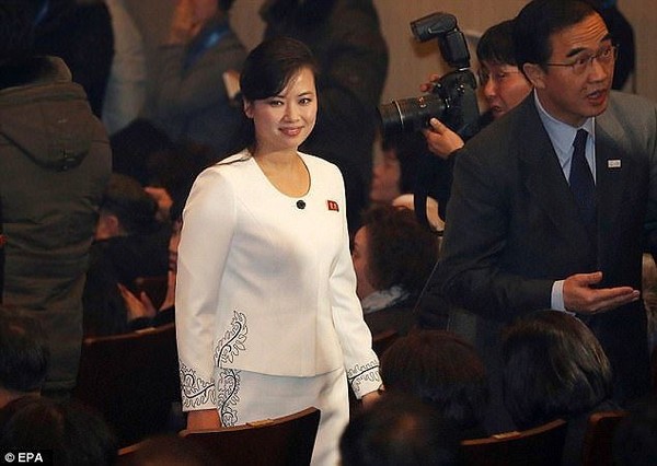 Nhan sắc nữ ca sĩ quyền lực nhất Triều Tiên theo chân ông Kim Jong-un tới Hà Nội  - Ảnh 4.