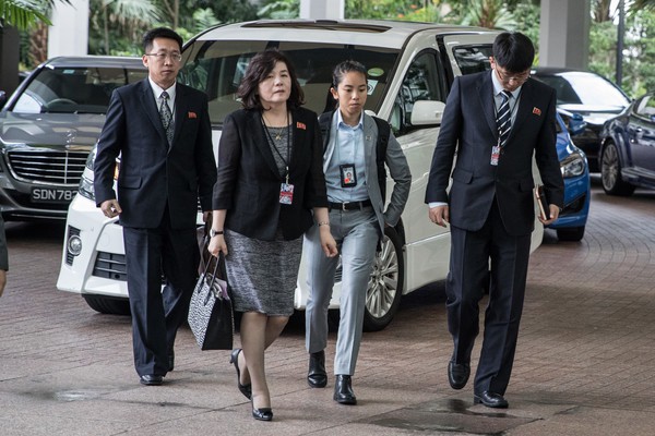 Lộ diện người phụ nữ quyền lực thứ 3 tháp tùng ông Kim Jong-un đến Hà Nội - Ảnh 3.