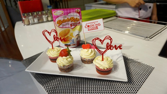 Lớp học làm bánh Red Velvet lãng mạn dành cho các cặp đôi - Ảnh 1. Lớp học làm bánh Red Velvet lãng mạn dành cho các cặp đôi - Ảnh 1.