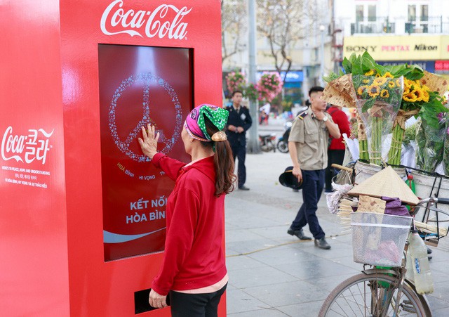 Coca-Cola chính thức ra mắt phiên bản lon mới với logo song ngữ Anh - Hàn - Ảnh 2. Coca-Cola chính thức ra mắt phiên bản lon mới với logo song ngữ Anh - Hàn - Ảnh 2.