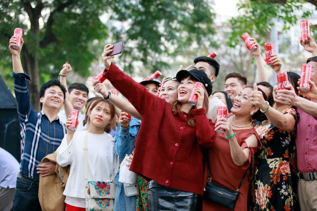 Coca-Cola chính thức ra mắt phiên bản lon mới với logo song ngữ Anh - Hàn - Ảnh 3. Coca-Cola chính thức ra mắt phiên bản lon mới với logo song ngữ Anh - Hàn - Ảnh 3.
