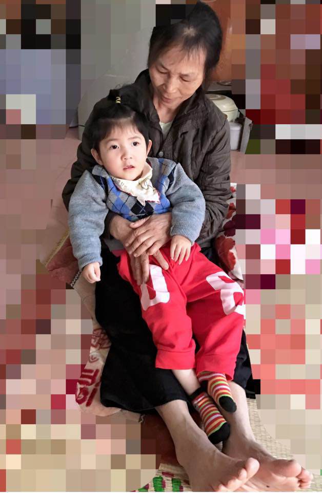Xúc động với hình ảnh mới nhất của em bé Lào Cai: Nhi đã dài người đến mức mẹ rớt nước mắt không nhận ra - Ảnh 1.