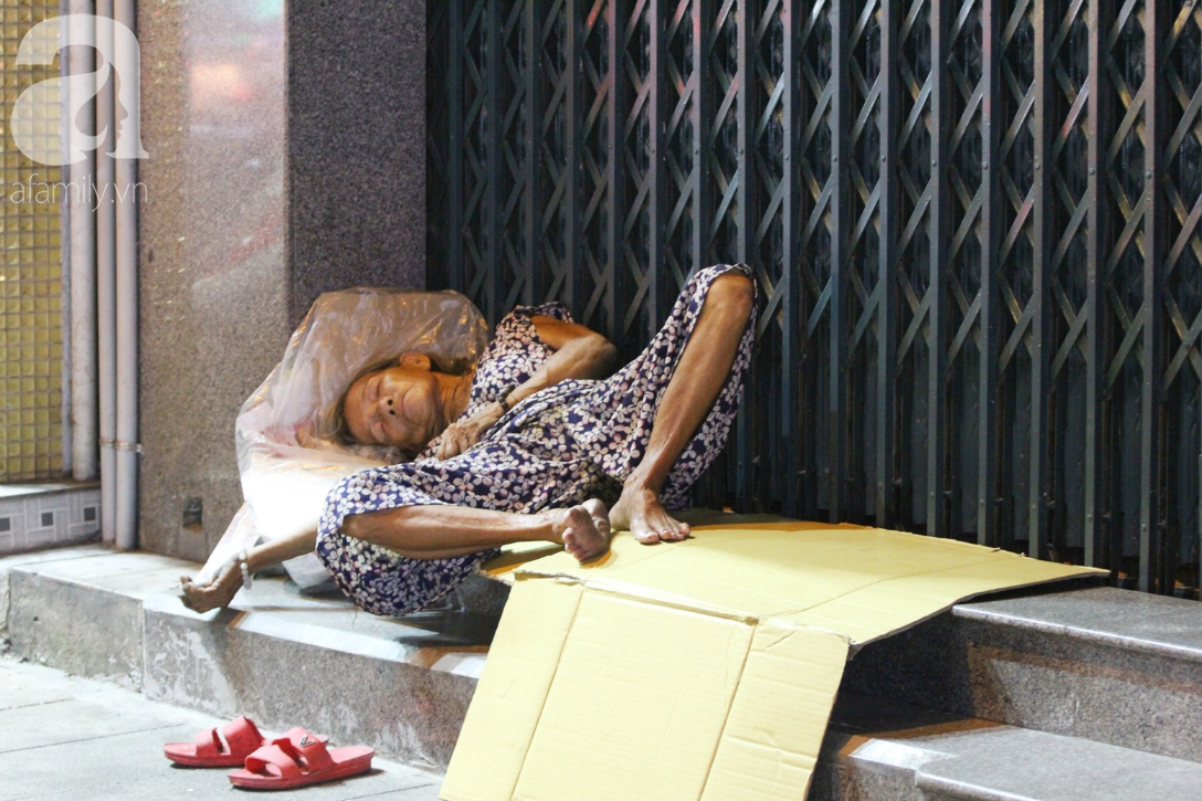 Hàng trăm người vô gia cư ngồi co ro trên vỉa hè đêm 29 Tết và sự nồng ấm của người Sài Gòn - Ảnh 8.