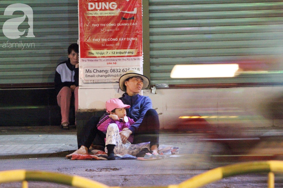 Hàng trăm người vô gia cư ngồi co ro trên vỉa hè đêm 29 Tết và sự nồng ấm của người Sài Gòn - Ảnh 1.