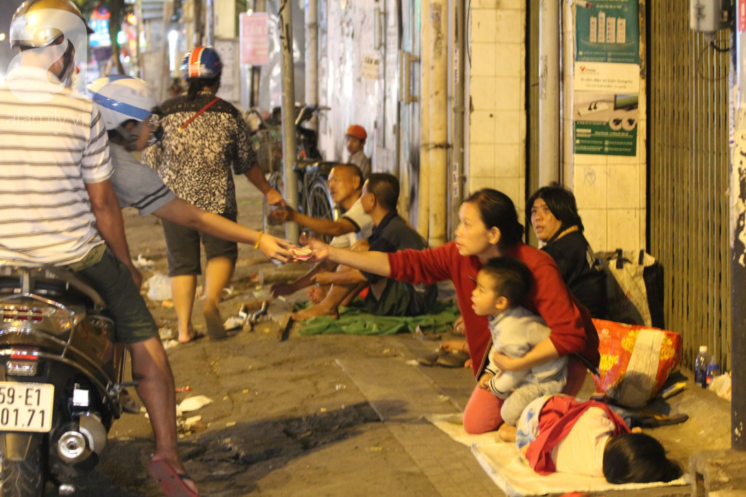 Hàng trăm người vô gia cư ngồi co ro trên vỉa hè đêm 29 Tết và sự nồng ấm của người Sài Gòn - Ảnh 12.
