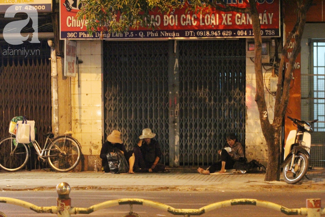 Hàng trăm người vô gia cư ngồi co ro trên vỉa hè đêm 29 Tết và sự nồng ấm của người Sài Gòn - Ảnh 11.