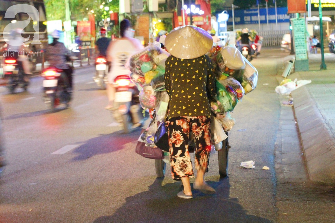Hàng trăm người vô gia cư ngồi co ro trên vỉa hè đêm 29 Tết và sự nồng ấm của người Sài Gòn - Ảnh 16.