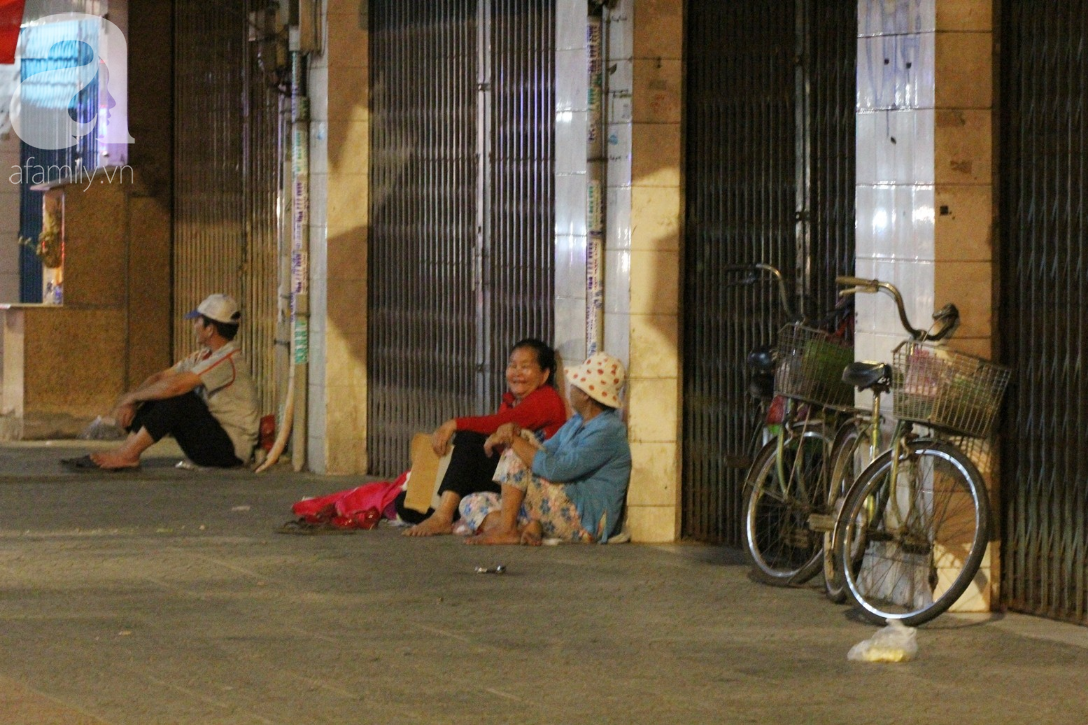 Hàng trăm người vô gia cư ngồi co ro trên vỉa hè đêm 29 Tết và sự nồng ấm của người Sài Gòn - Ảnh 18.