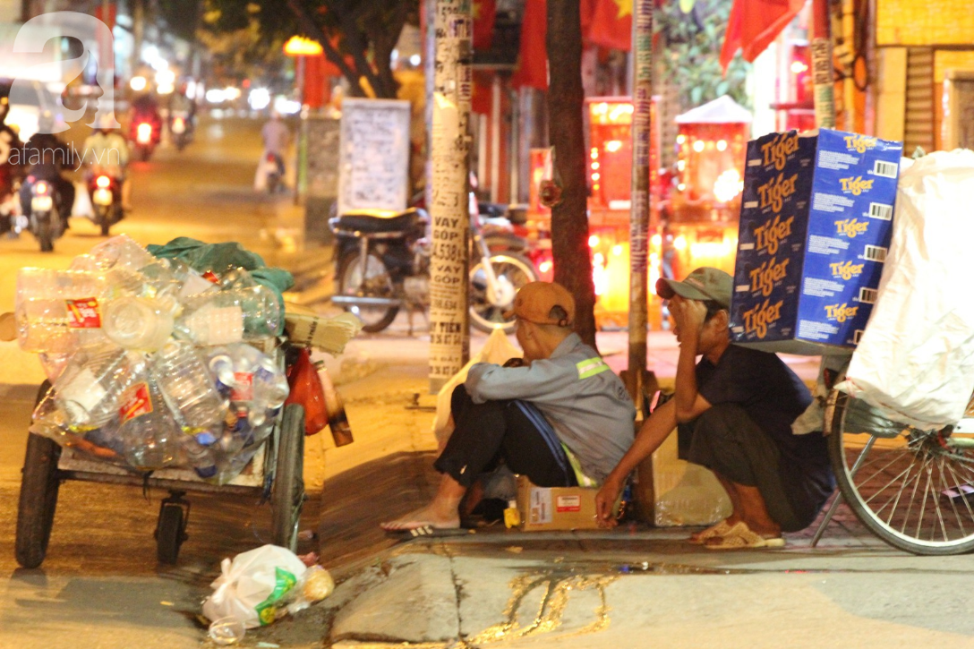 Hàng trăm người vô gia cư ngồi co ro trên vỉa hè đêm 29 Tết và sự nồng ấm của người Sài Gòn - Ảnh 19.