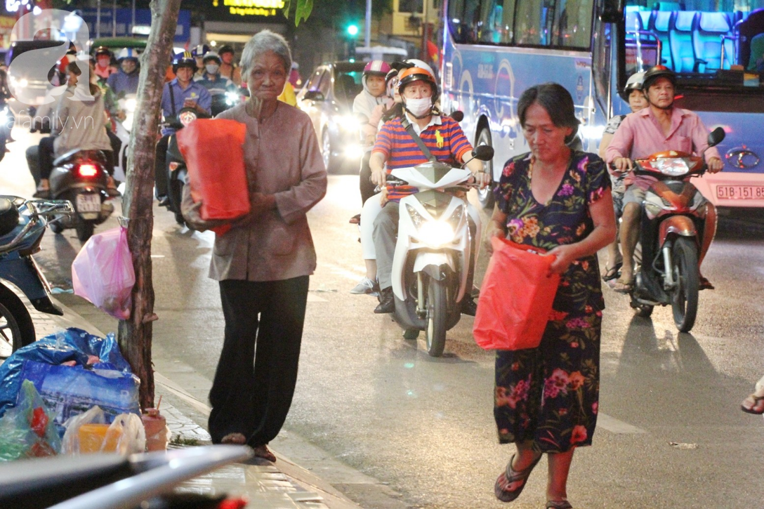 Hàng trăm người vô gia cư ngồi co ro trên vỉa hè đêm 29 Tết và sự nồng ấm của người Sài Gòn - Ảnh 13.