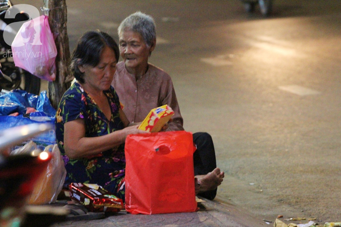 Hàng trăm người vô gia cư ngồi co ro trên vỉa hè đêm 29 Tết và sự nồng ấm của người Sài Gòn - Ảnh 14.
