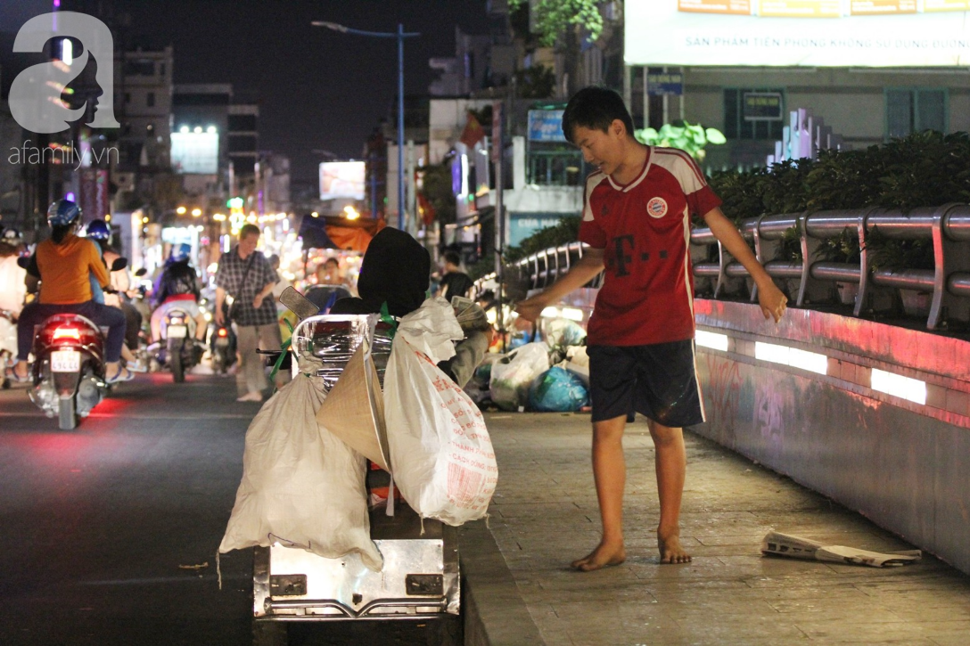 Hàng trăm người vô gia cư ngồi co ro trên vỉa hè đêm 29 Tết và sự nồng ấm của người Sài Gòn - Ảnh 6.