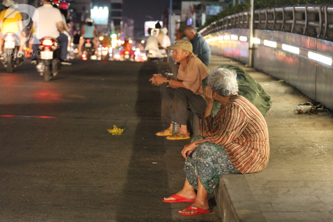 Hàng trăm người vô gia cư ngồi co ro trên vỉa hè đêm 29 Tết và sự nồng ấm của người Sài Gòn - Ảnh 9.