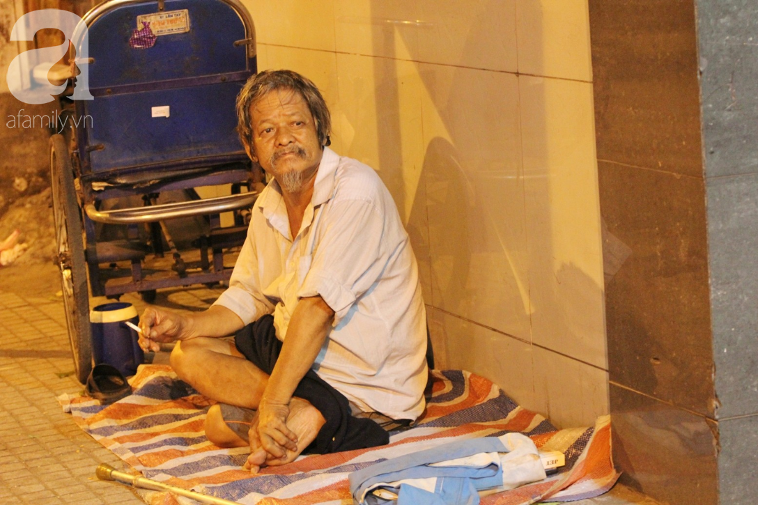 Hàng trăm người vô gia cư ngồi co ro trên vỉa hè đêm 29 Tết và sự nồng ấm của người Sài Gòn - Ảnh 10.