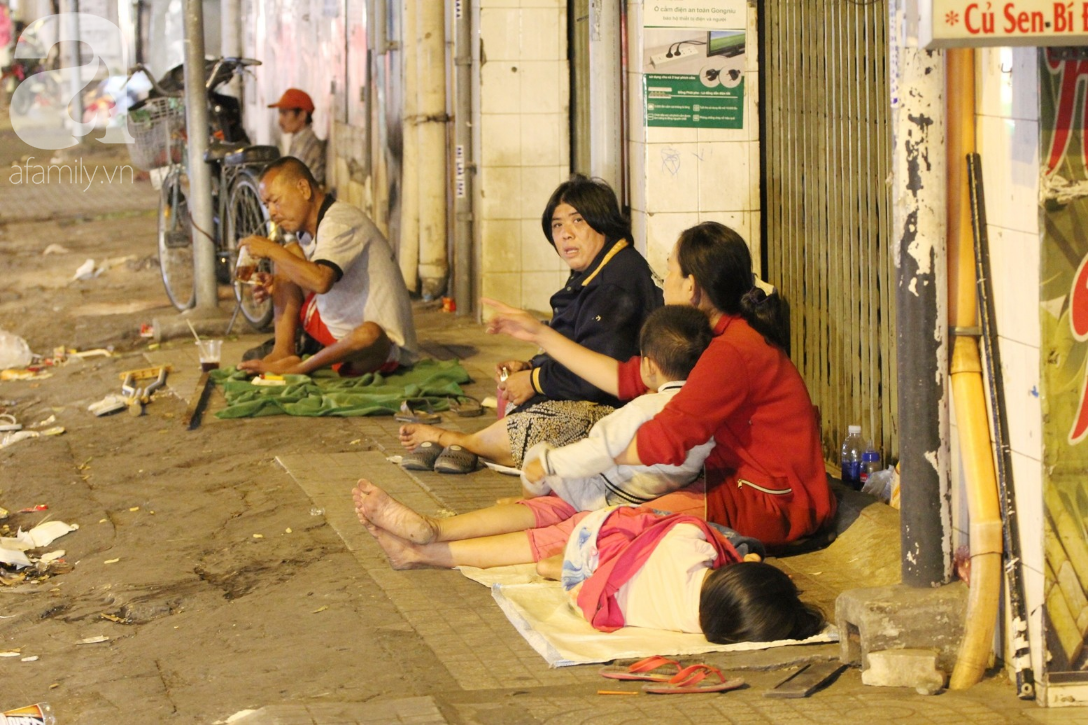 Hàng trăm người vô gia cư ngồi co ro trên vỉa hè đêm 29 Tết và sự nồng ấm của người Sài Gòn - Ảnh 2.