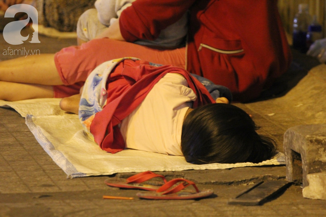Hàng trăm người vô gia cư ngồi co ro trên vỉa hè đêm 29 Tết và sự nồng ấm của người Sài Gòn - Ảnh 7.