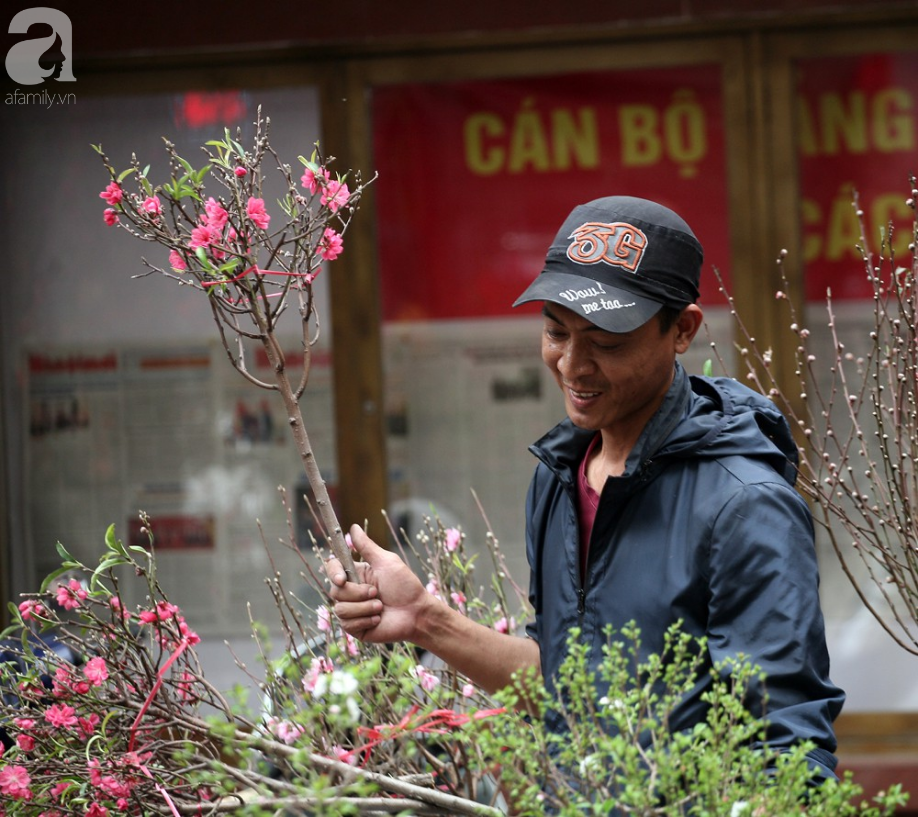 Hà Nội: Chợ hoa cổ Hàng Lược, chỉ họp 1 phiên duy nhất đông nghịt ngày cuối năm - Ảnh 8.