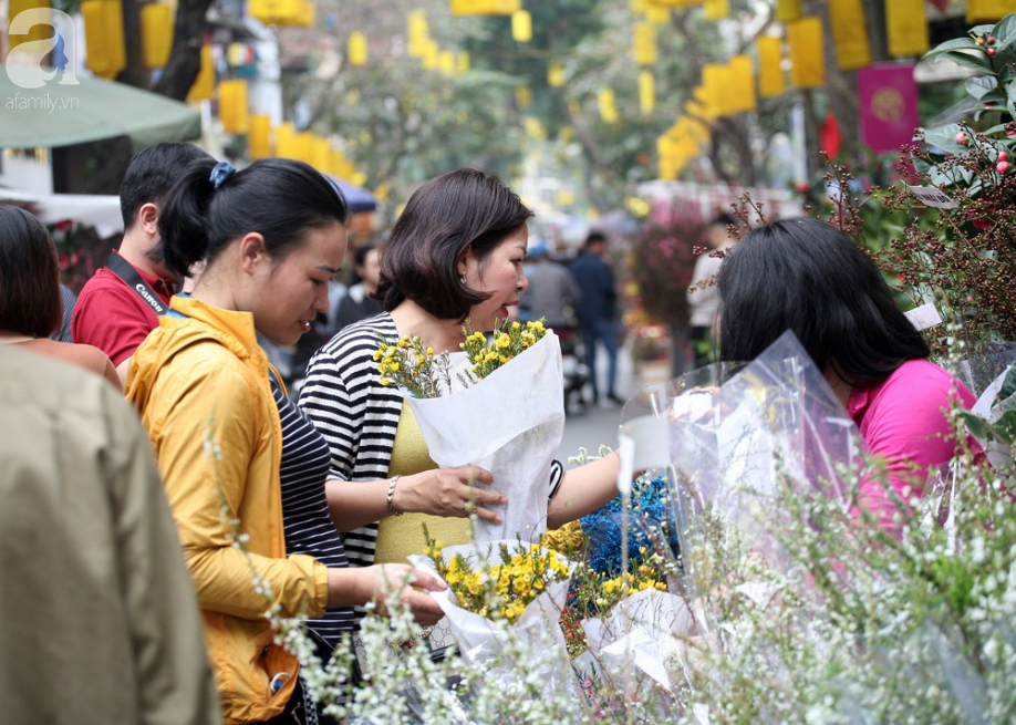 Hà Nội: Chợ hoa cổ Hàng Lược, chỉ họp 1 phiên duy nhất đông nghịt ngày cuối năm - Ảnh 11.