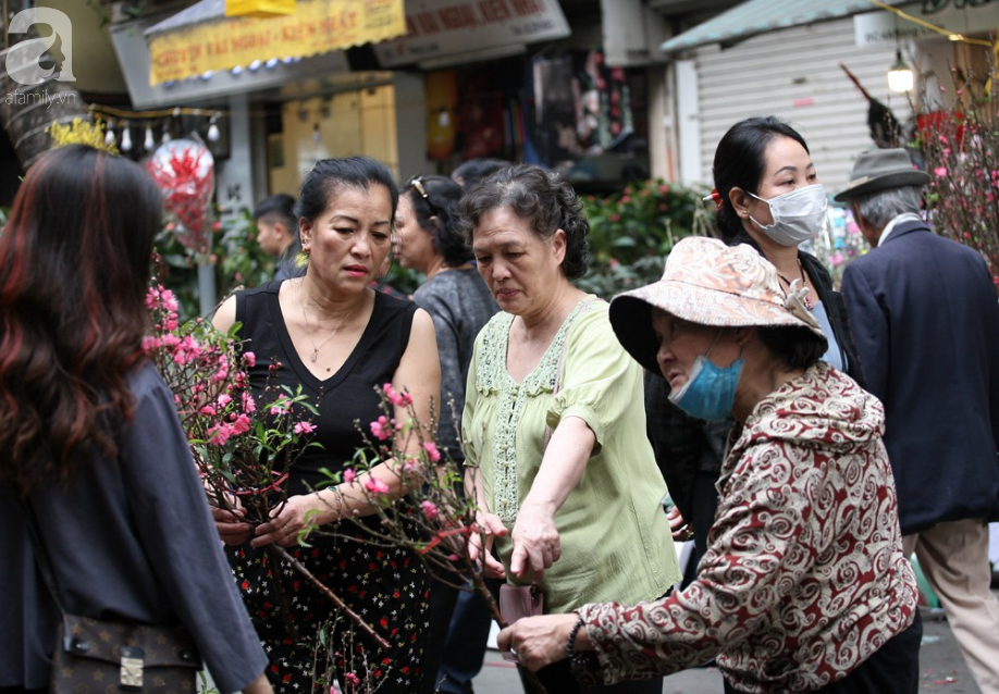 Hà Nội: Chợ hoa cổ Hàng Lược, chỉ họp 1 phiên duy nhất đông nghịt ngày cuối năm - Ảnh 12.