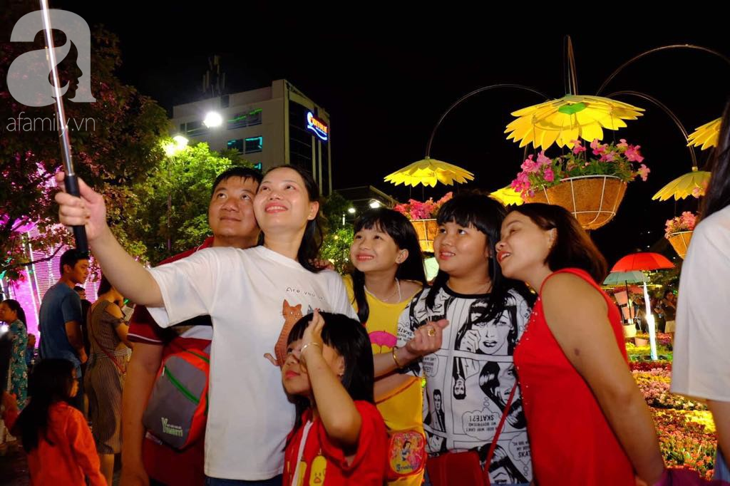 Người người đổ ra đường, cùng nhau hân hoan chờ đợi thời khắc đêm giao thừa, chào năm Kỷ Hợi - Ảnh 4. Người người đổ ra đường, cùng nhau hân hoan chờ đợi thời khắc đêm giao thừa, chào năm Kỷ Hợi - Ảnh 4.