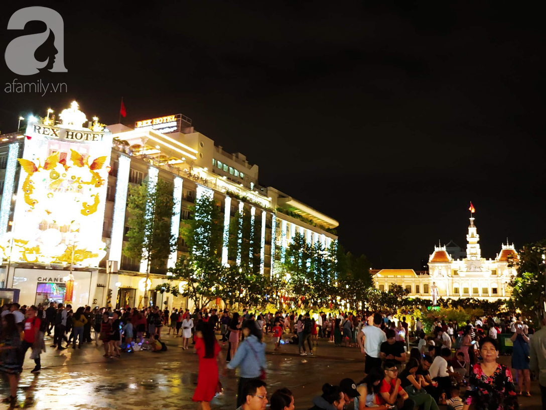 Người người đổ ra đường, cùng nhau hân hoan chờ đợi thời khắc đêm giao thừa, chào năm Kỷ Hợi - Ảnh 16. Người người đổ ra đường, cùng nhau hân hoan chờ đợi thời khắc đêm giao thừa, chào năm Kỷ Hợi - Ảnh 16.