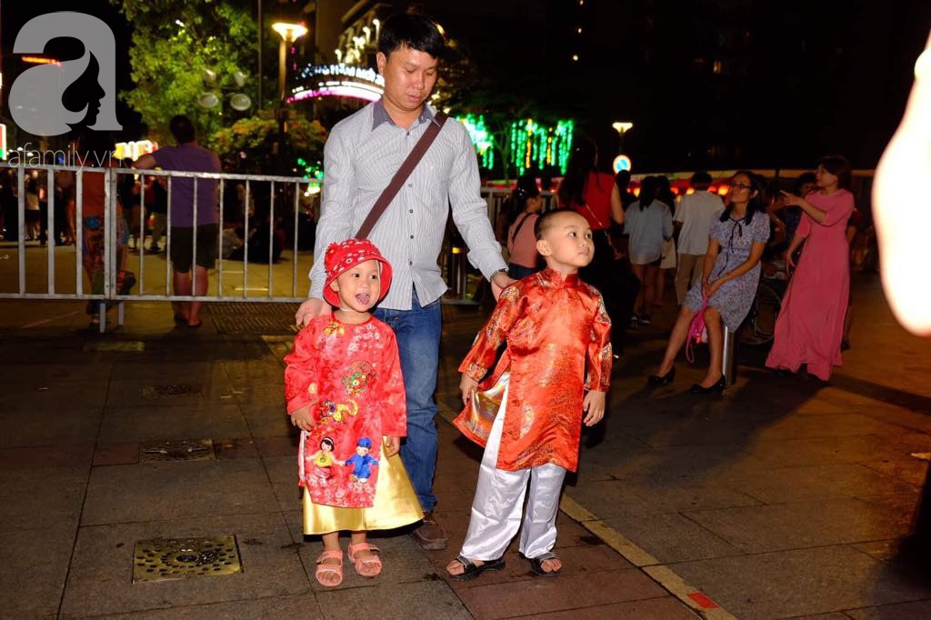 Người người đổ ra đường, cùng nhau hân hoan chờ đợi thời khắc đêm giao thừa, chào năm Kỷ Hợi - Ảnh 5. Người người đổ ra đường, cùng nhau hân hoan chờ đợi thời khắc đêm giao thừa, chào năm Kỷ Hợi - Ảnh 5.