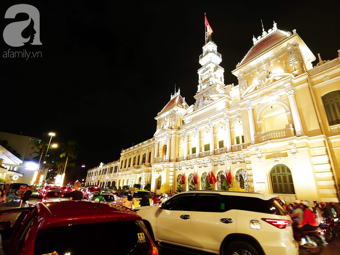 Người người đổ ra đường, cùng nhau hân hoan chờ đợi thời khắc đêm giao thừa, chào năm Kỷ Hợi - Ảnh 12. Người người đổ ra đường, cùng nhau hân hoan chờ đợi thời khắc đêm giao thừa, chào năm Kỷ Hợi - Ảnh 12.