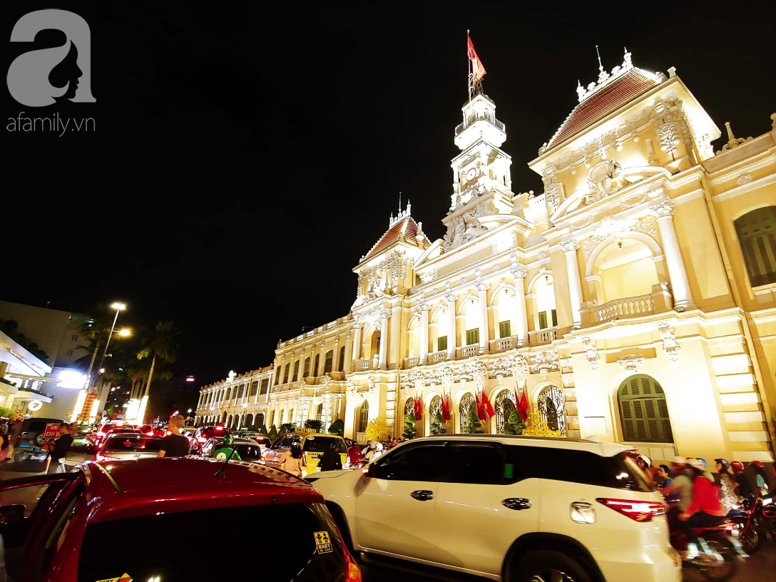 Người người đổ ra đường, cùng nhau hân hoan chờ đợi thời khắc đêm giao thừa, chào năm Kỷ Hợi - Ảnh 12.