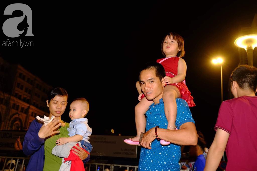 Người người đổ ra đường, cùng nhau hân hoan chờ đợi thời khắc đêm giao thừa, chào năm Kỷ Hợi - Ảnh 10. Người người đổ ra đường, cùng nhau hân hoan chờ đợi thời khắc đêm giao thừa, chào năm Kỷ Hợi - Ảnh 10.