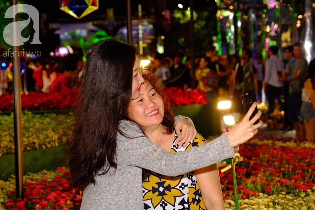 Người người đổ ra đường, cùng nhau hân hoan chờ đợi thời khắc đêm giao thừa, chào năm Kỷ Hợi - Ảnh 11. Người người đổ ra đường, cùng nhau hân hoan chờ đợi thời khắc đêm giao thừa, chào năm Kỷ Hợi - Ảnh 11.