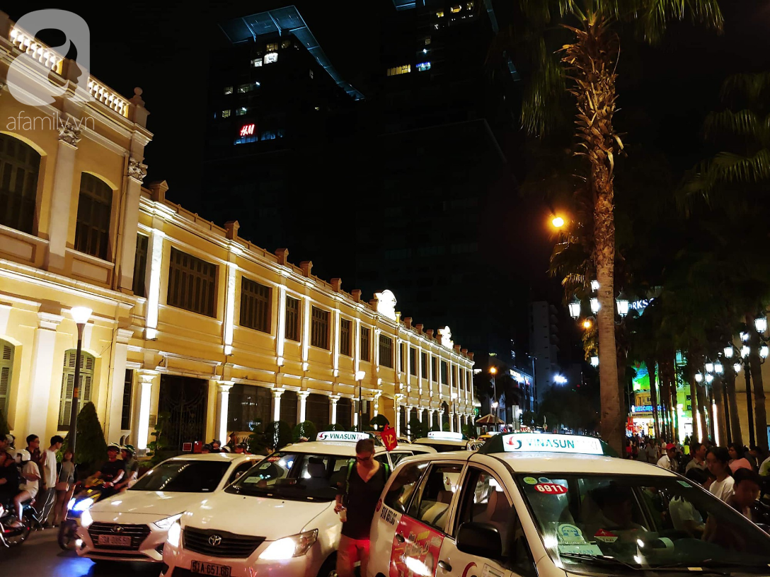Người người đổ ra đường, cùng nhau hân hoan chờ đợi thời khắc đêm giao thừa, chào năm Kỷ Hợi - Ảnh 13. Người người đổ ra đường, cùng nhau hân hoan chờ đợi thời khắc đêm giao thừa, chào năm Kỷ Hợi - Ảnh 13.