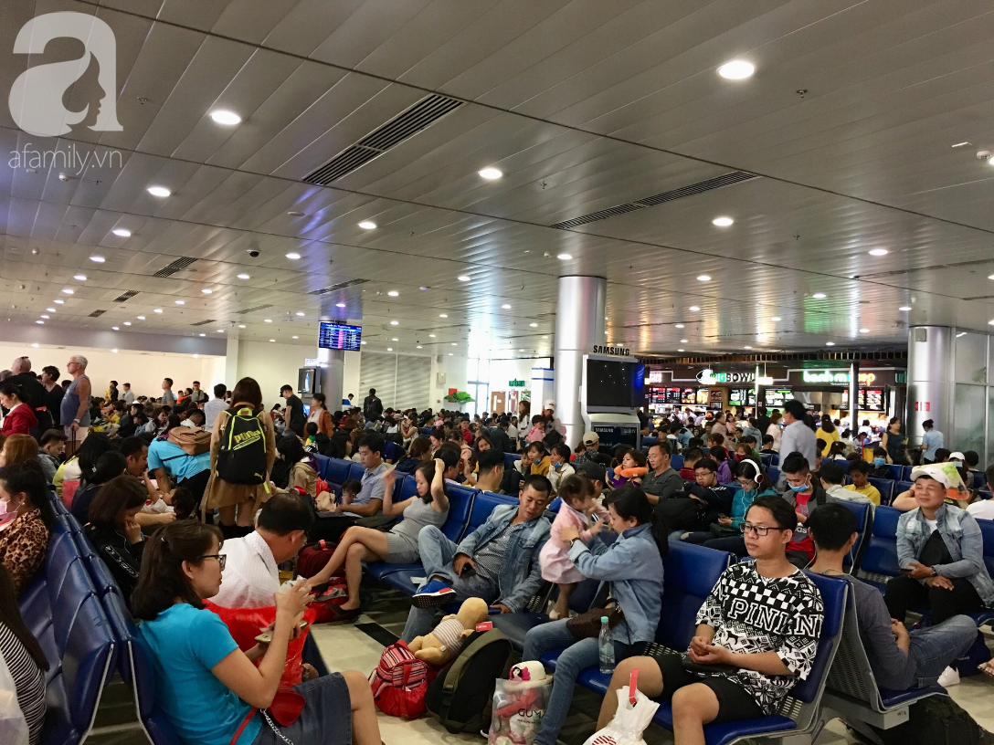 Chiều tối 30 Tết, hàng ngàn người nằm vật vờ tại sân bay Tân Sơn Nhất, mong không delay để về đón giao thừa - Ảnh 2.