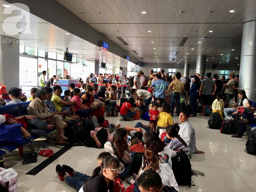 Chiều tối 30 Tết, hàng ngàn người nằm vật vờ tại sân bay Tân Sơn Nhất, mong không delay để về đón giao thừa - Ảnh 7.