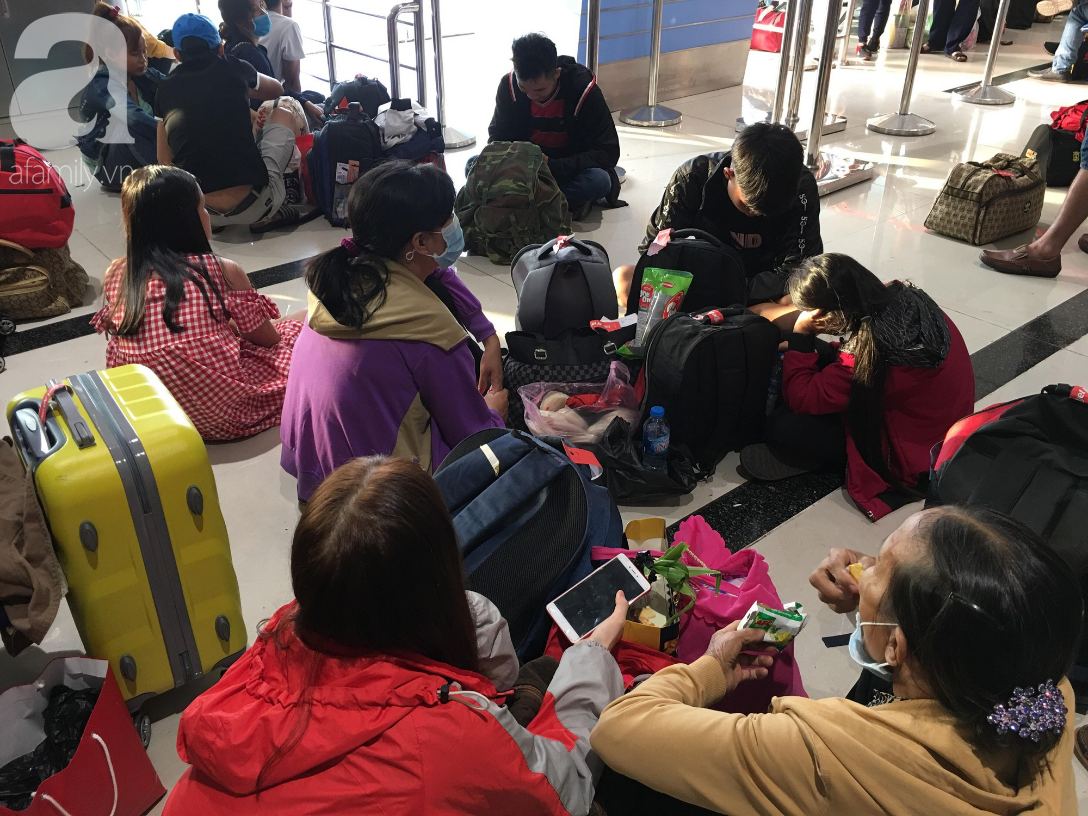 Chiều tối 30 Tết, hàng ngàn người nằm vật vờ tại sân bay Tân Sơn Nhất, mong không delay để về đón giao thừa - Ảnh 4.