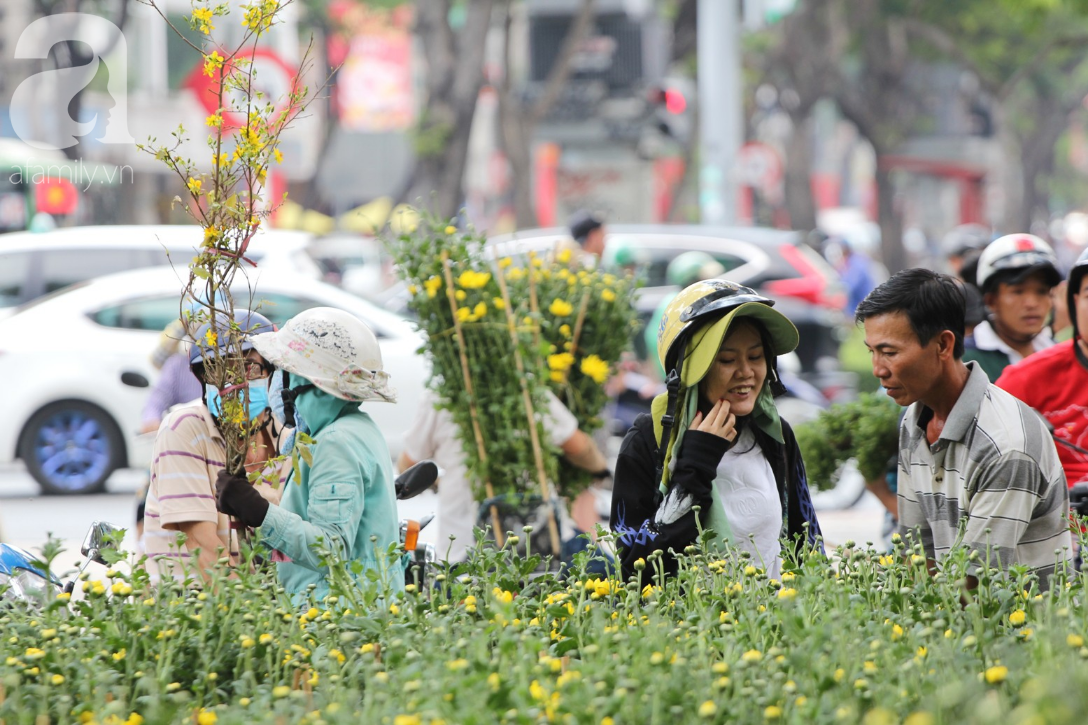 Đại hạ giá vẫn vắng khách mua, tiểu thương tự tay đập hoa, phản ứng cực gắt với những người đến xin hoa giờ cuối - Ảnh 14.