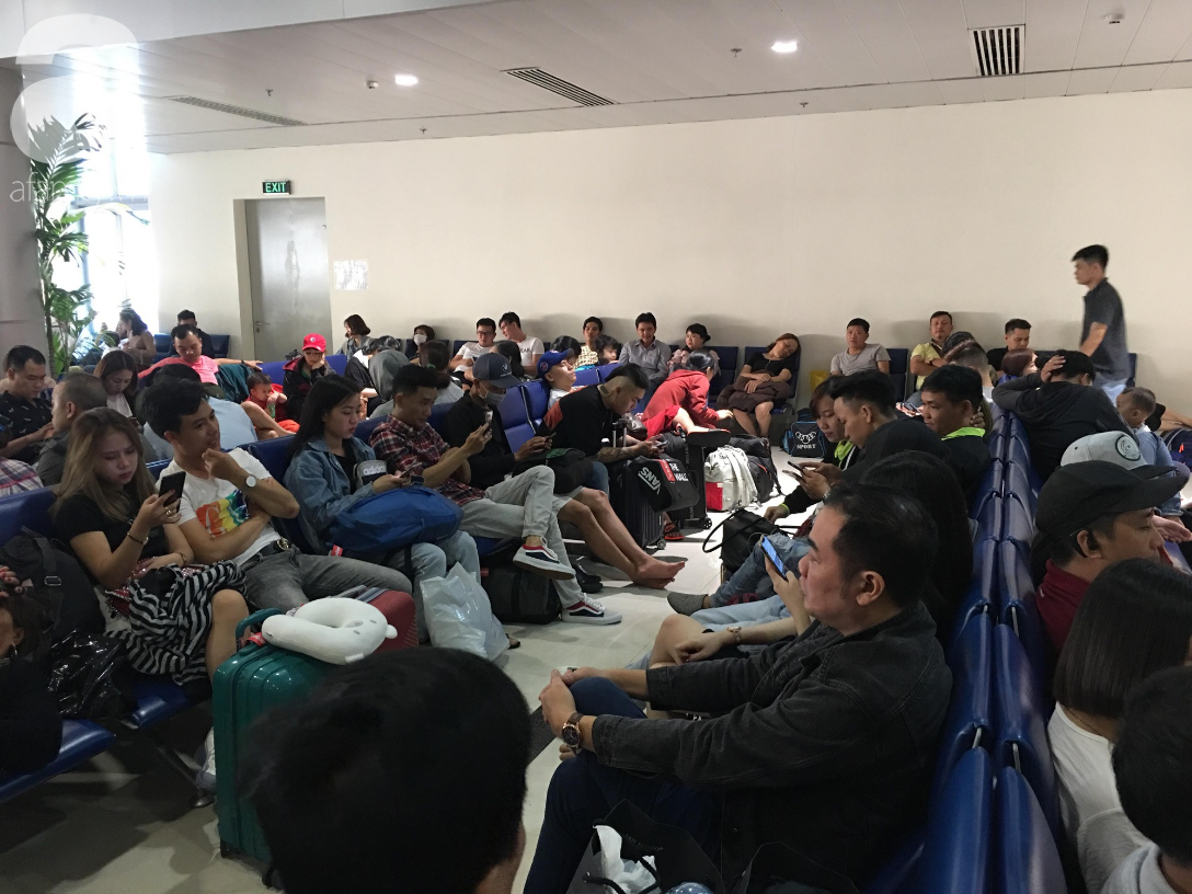 Chiều tối 30 Tết, hàng ngàn người nằm vật vờ tại sân bay Tân Sơn Nhất, mong không delay để về đón giao thừa - Ảnh 8.
