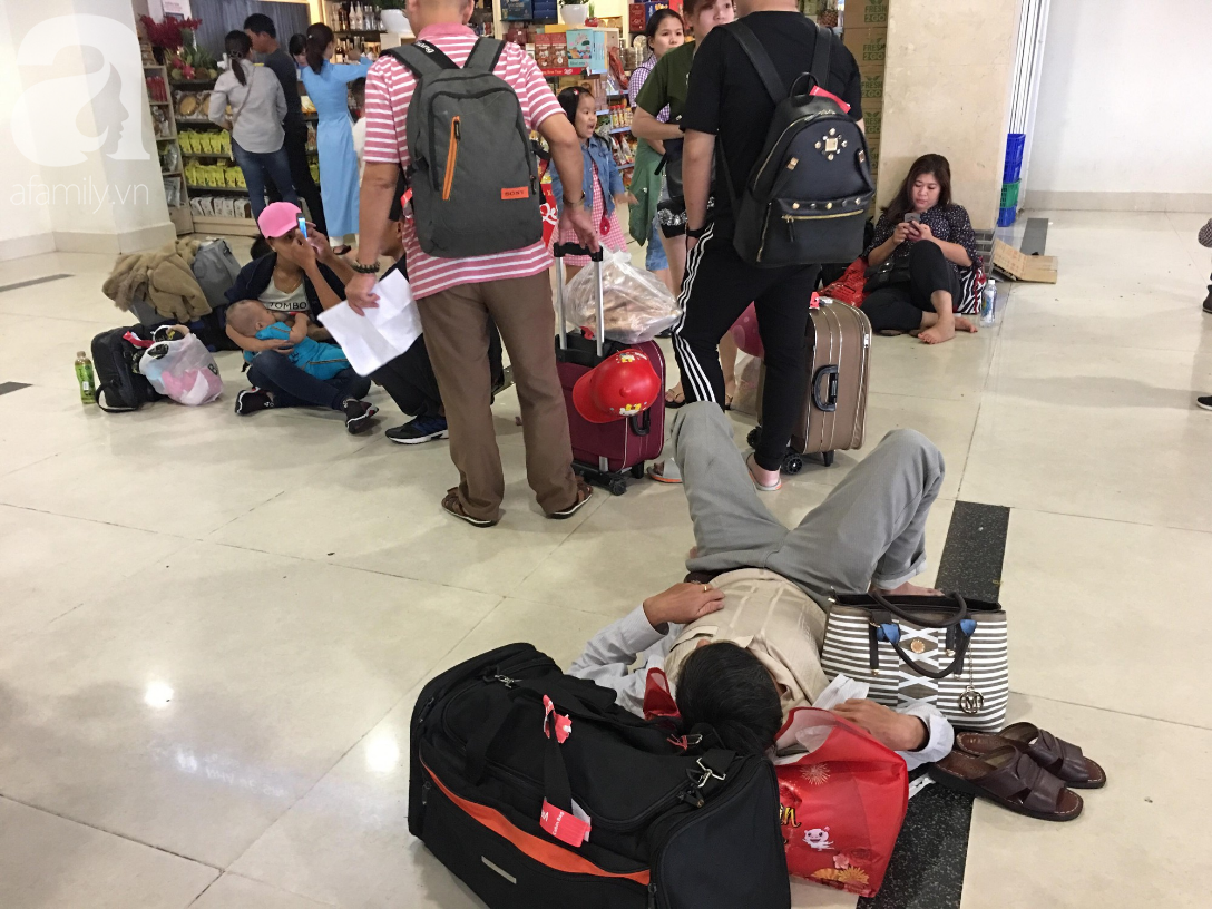 Chiều tối 30 Tết, hàng ngàn người nằm vật vờ tại sân bay Tân Sơn Nhất, mong không delay để về đón giao thừa - Ảnh 5.