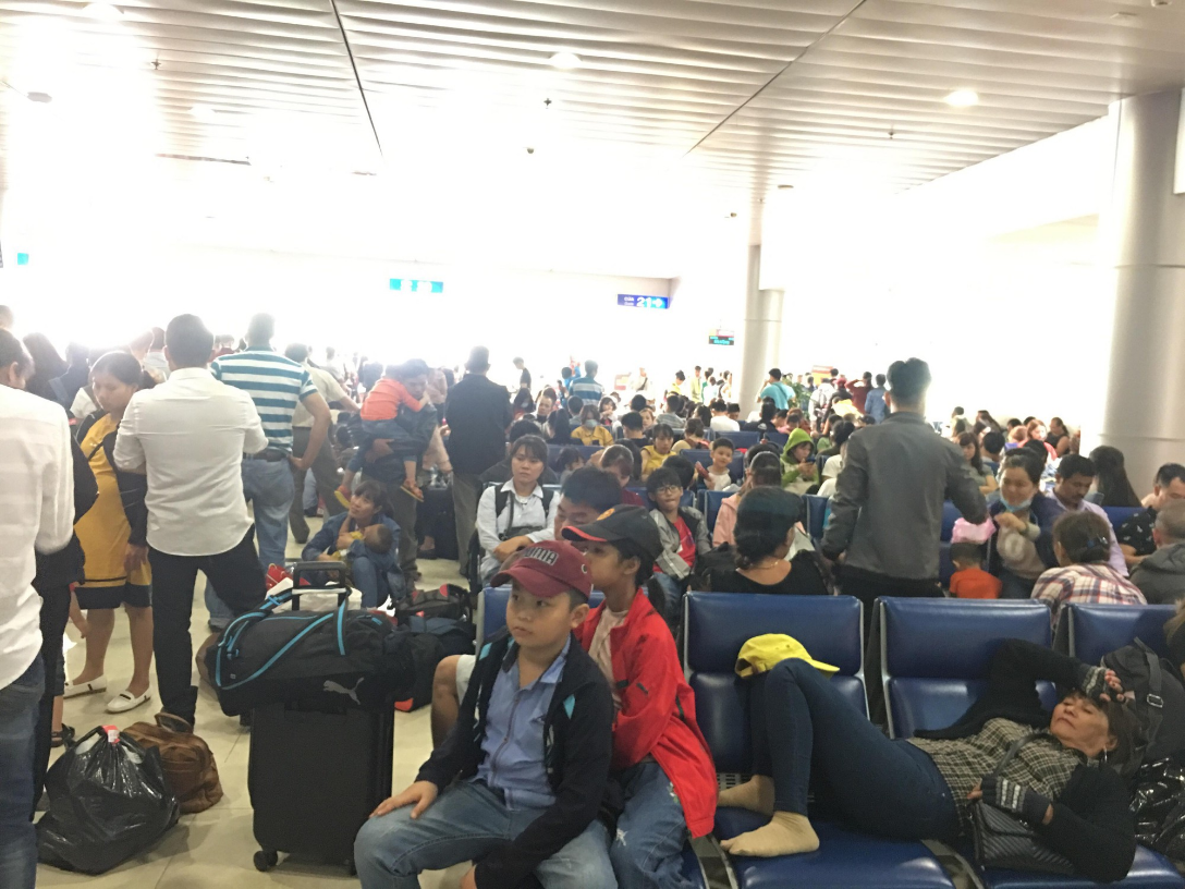 Chiều tối 30 Tết, hàng ngàn người nằm vật vờ tại sân bay Tân Sơn Nhất, mong không delay để về đón giao thừa - Ảnh 9.