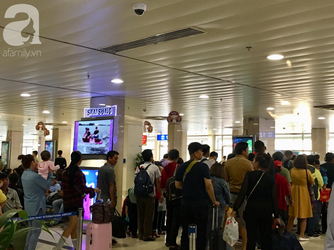 Chiều tối 30 Tết, hàng ngàn người nằm vật vờ tại sân bay Tân Sơn Nhất, mong không delay để về đón giao thừa - Ảnh 10.