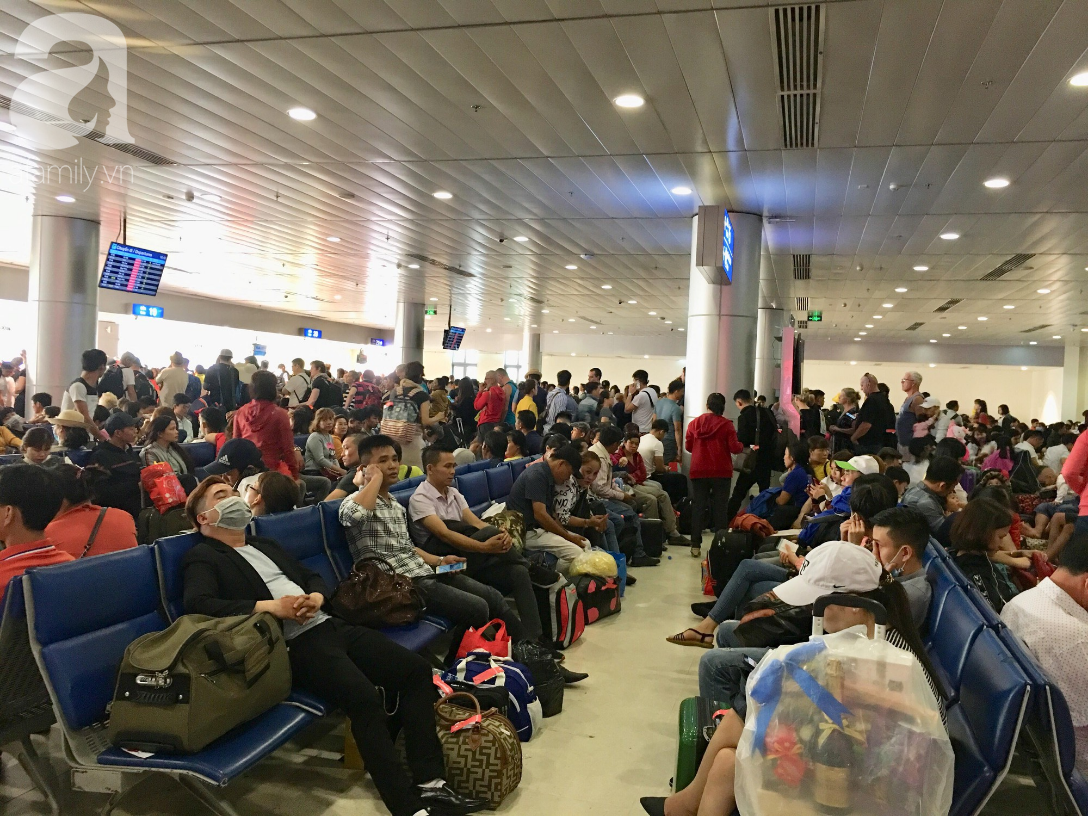 Chiều tối 30 Tết, hàng ngàn người nằm vật vờ tại sân bay Tân Sơn Nhất, mong không delay để về đón giao thừa - Ảnh 11.