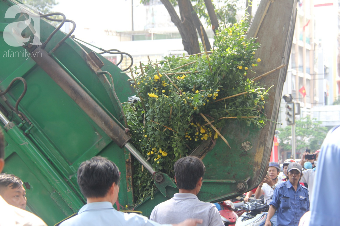 Đại hạ giá vẫn vắng khách mua, tiểu thương tự tay đập hoa, phản ứng cực gắt với những người đến xin hoa giờ cuối - Ảnh 6.