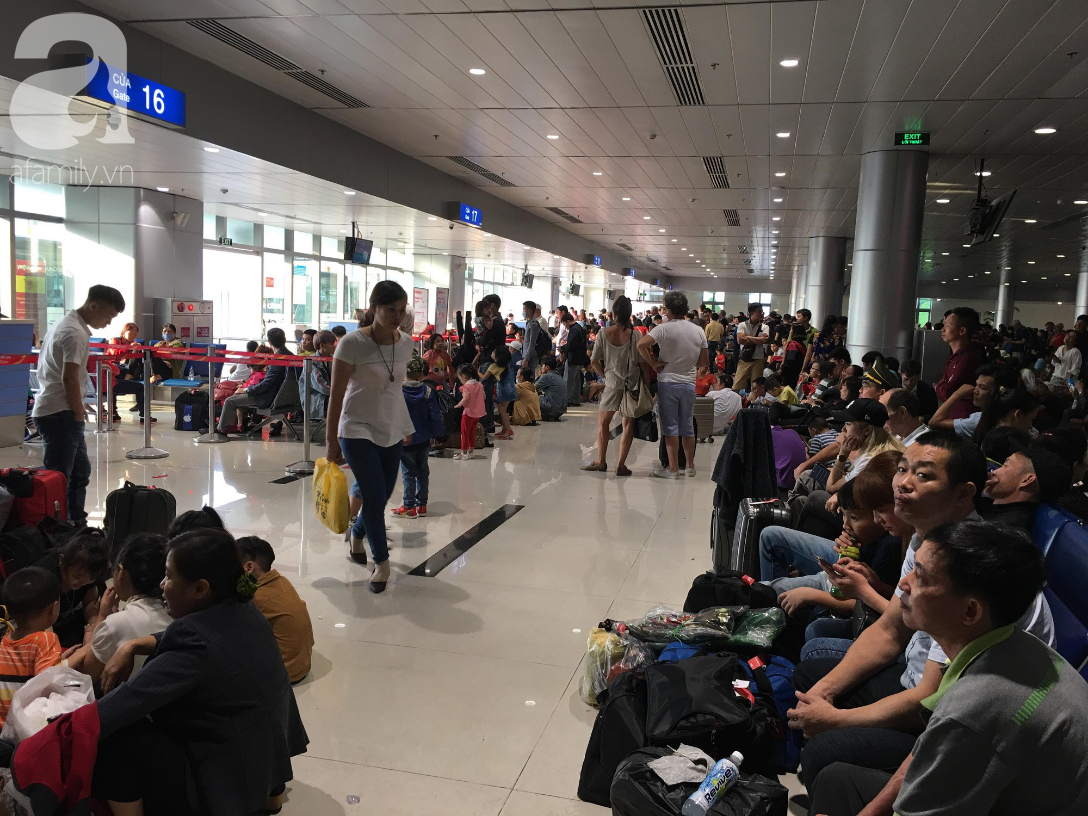 Chiều tối 30 Tết, hàng ngàn người nằm vật vờ tại sân bay Tân Sơn Nhất, mong không delay để về đón giao thừa - Ảnh 12.
