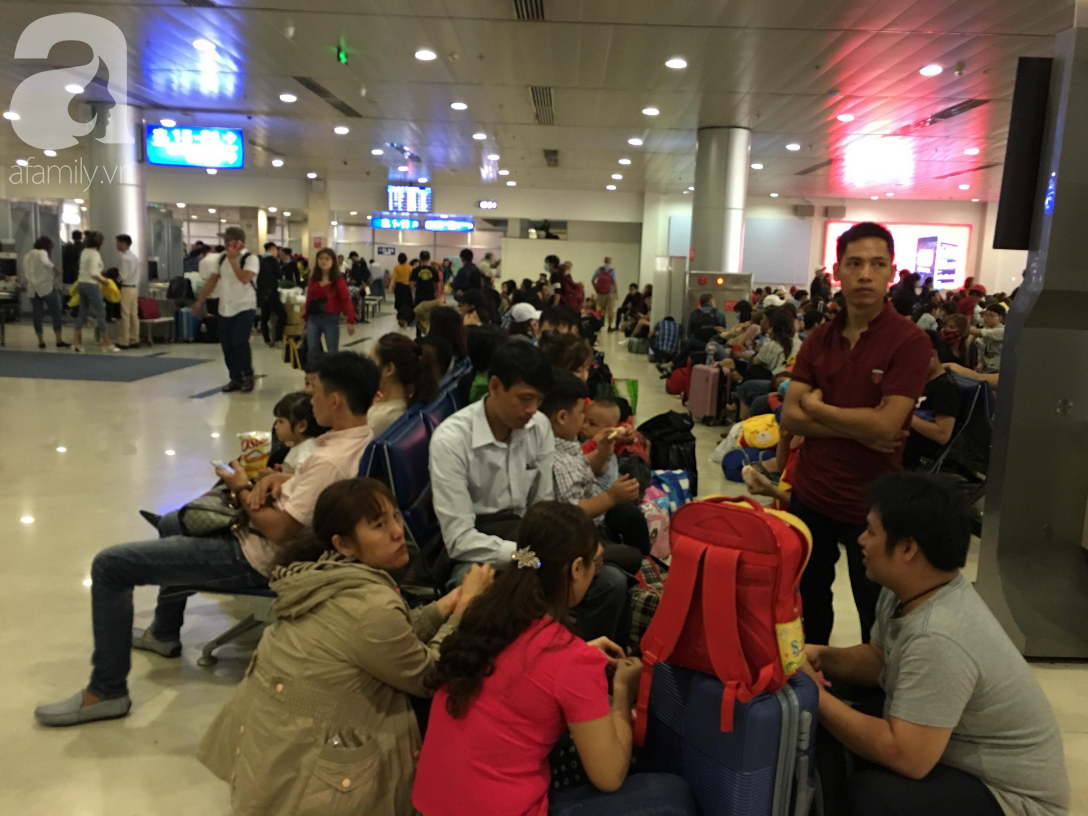 Chiều tối 30 Tết, hàng ngàn người nằm vật vờ tại sân bay Tân Sơn Nhất, mong không delay để về đón giao thừa - Ảnh 6.