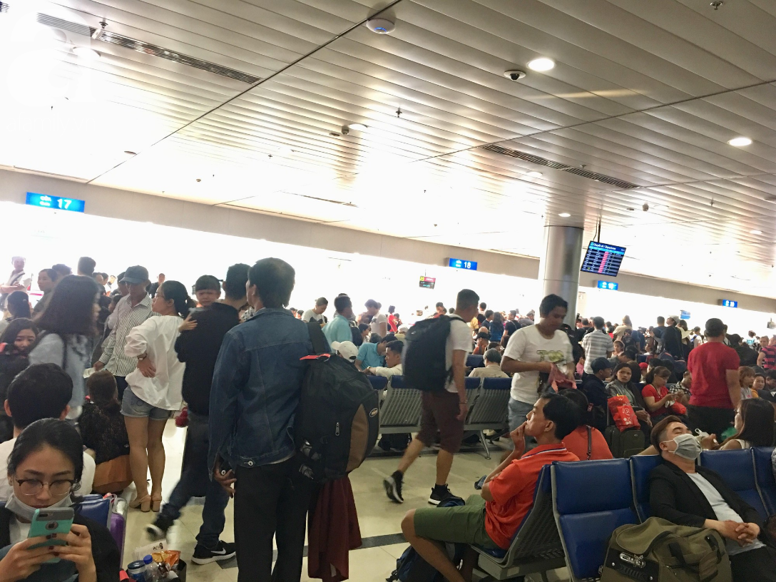 Chiều tối 30 Tết, hàng ngàn người nằm vật vờ tại sân bay Tân Sơn Nhất, mong không delay để về đón giao thừa - Ảnh 3.